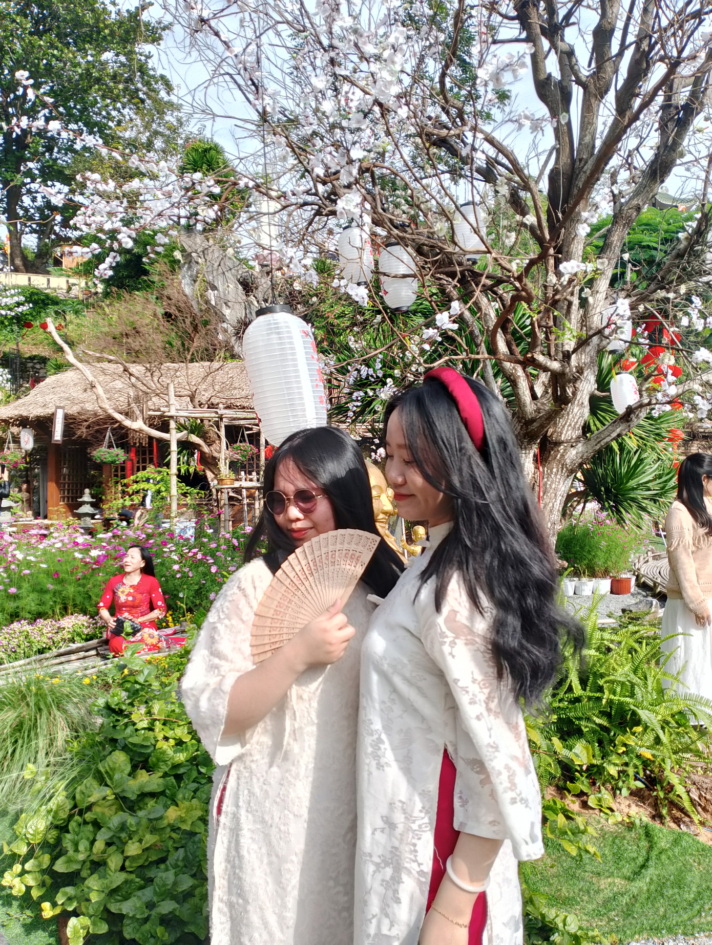 Quỳnh Uyên (trái) và Phương Thảo (phải) cùng "lên đồ" để không bỏ lỡ vẻ đẹp của nơi đây. Ảnh: Hữu Tùng Quỳnh Uyên (trái) và Phương Thảo (phải) cùng "lên đồ" để không bỏ lỡ vẻ đẹp của nơi đây. Ảnh: Hữu Tùng