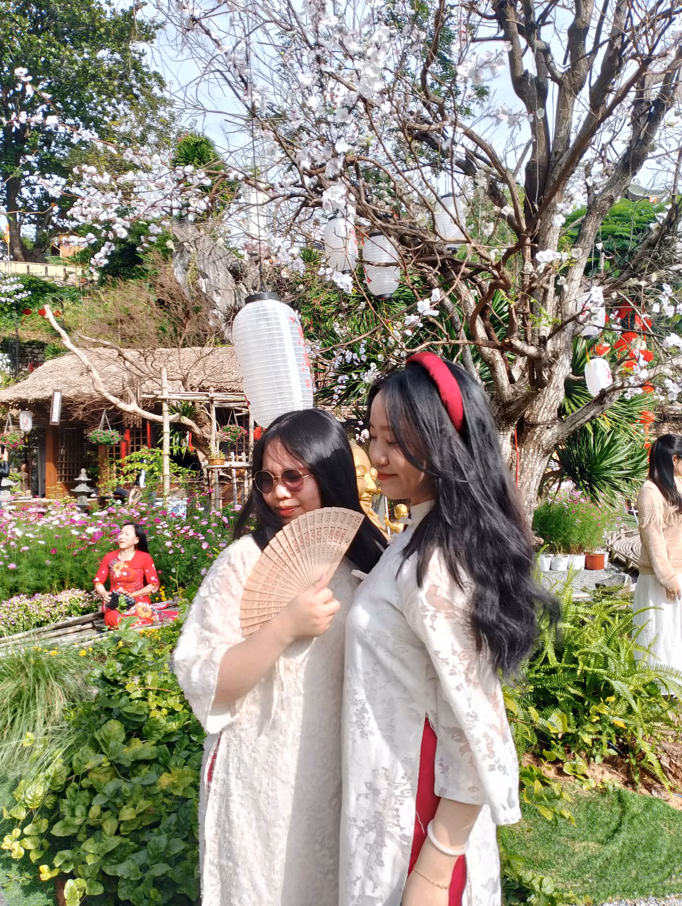Quỳnh Uyên (trái) và Phương Thảo (phải) cùng "lên đồ" để không bỏ lỡ vẻ đẹp của nơi đây. Ảnh: Hữu Tùng