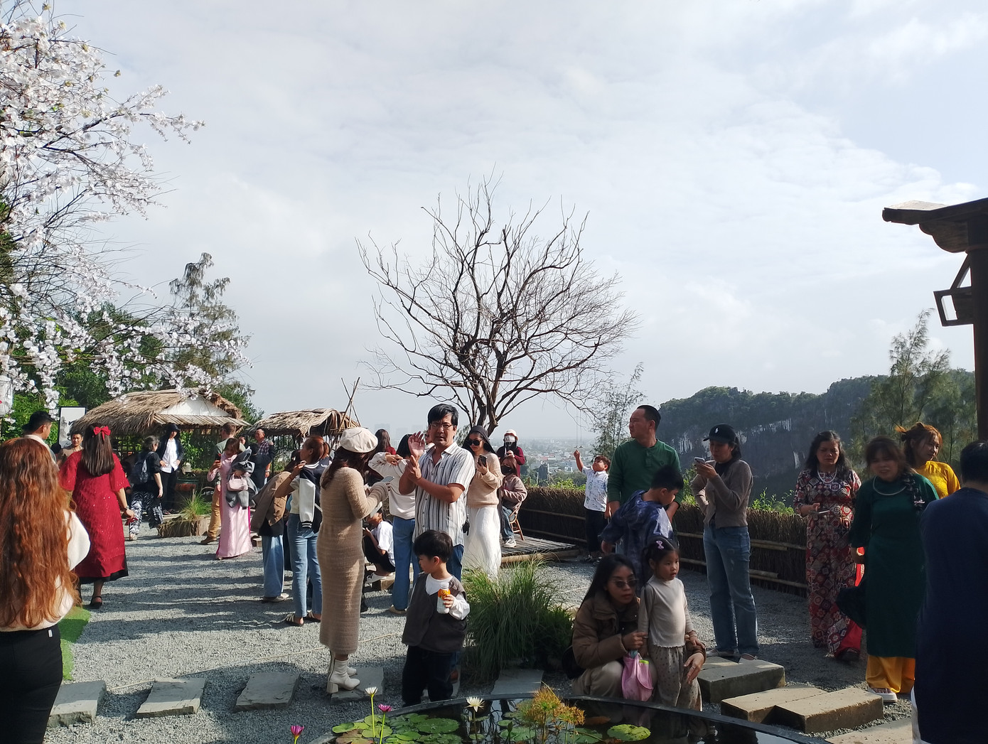 Những ngày cuối tuần, chùa đón lượng lớn khách tham quan đến tham quan, chụp ảnh. Ảnh: Hữu Tùng Những ngày cuối tuần, chùa đón lượng lớn khách tham quan đến tham quan, chụp ảnh. Ảnh: Hữu Tùng