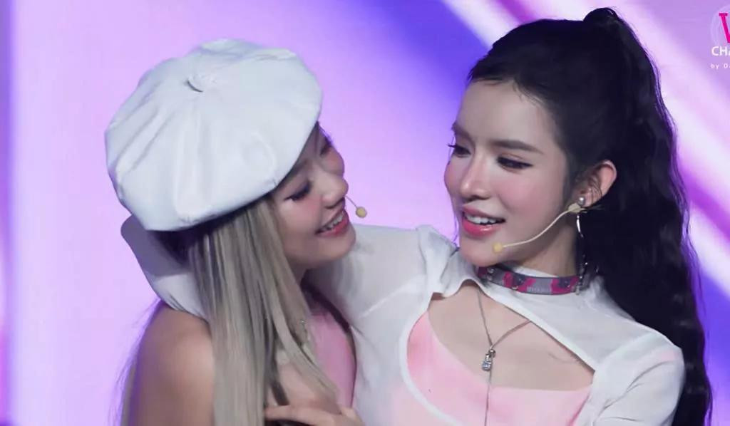 Dẫu vậy, với thông điệp rõ ràng cùng màn kết hợp đầy bất ngờ, MV vẫn tạo được dấu ấn riêng trong lòng khán giả, đặc biệt là fan Em Xinh “Say Hi”.