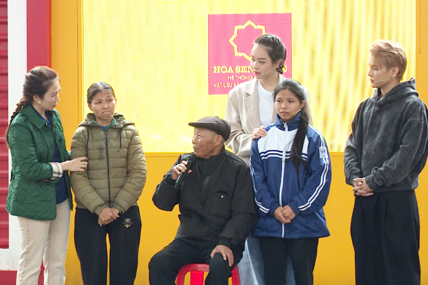 Hoàn cảnh gia đình em Thu Na khiến nhiều người xót xa.