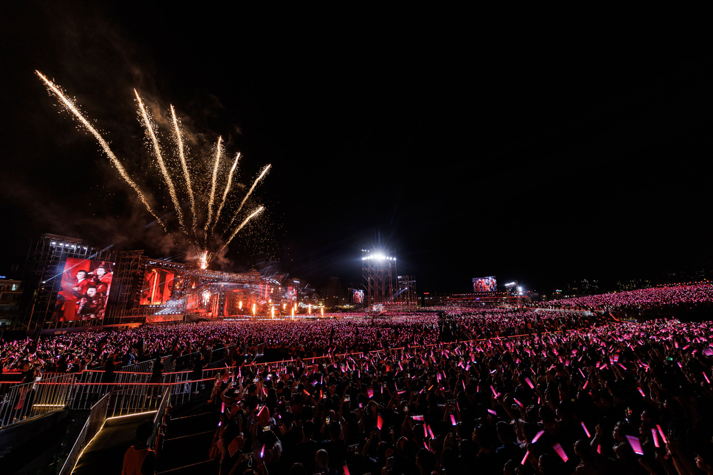 Hàng vạn khán giả cùng hòa giọng trong đêm concert. Nguồn: Fanpage chương trình. Hàng vạn khán giả cùng hòa giọng trong đêm concert. Nguồn: Fanpage chương trình.