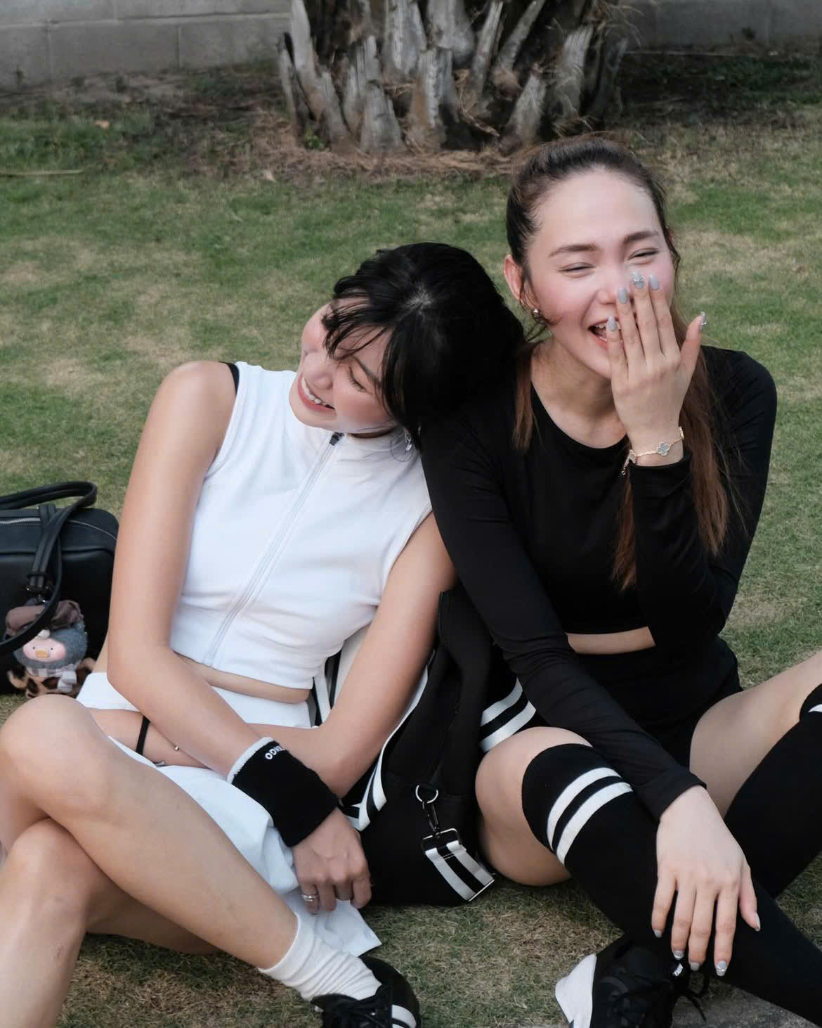 "Cúp le Đồng Minh" Đồng Ánh Quỳnh - Minh Hằng "dính như sam". "Cúp le Đồng Minh" Đồng Ánh Quỳnh - Minh Hằng "dính như sam".