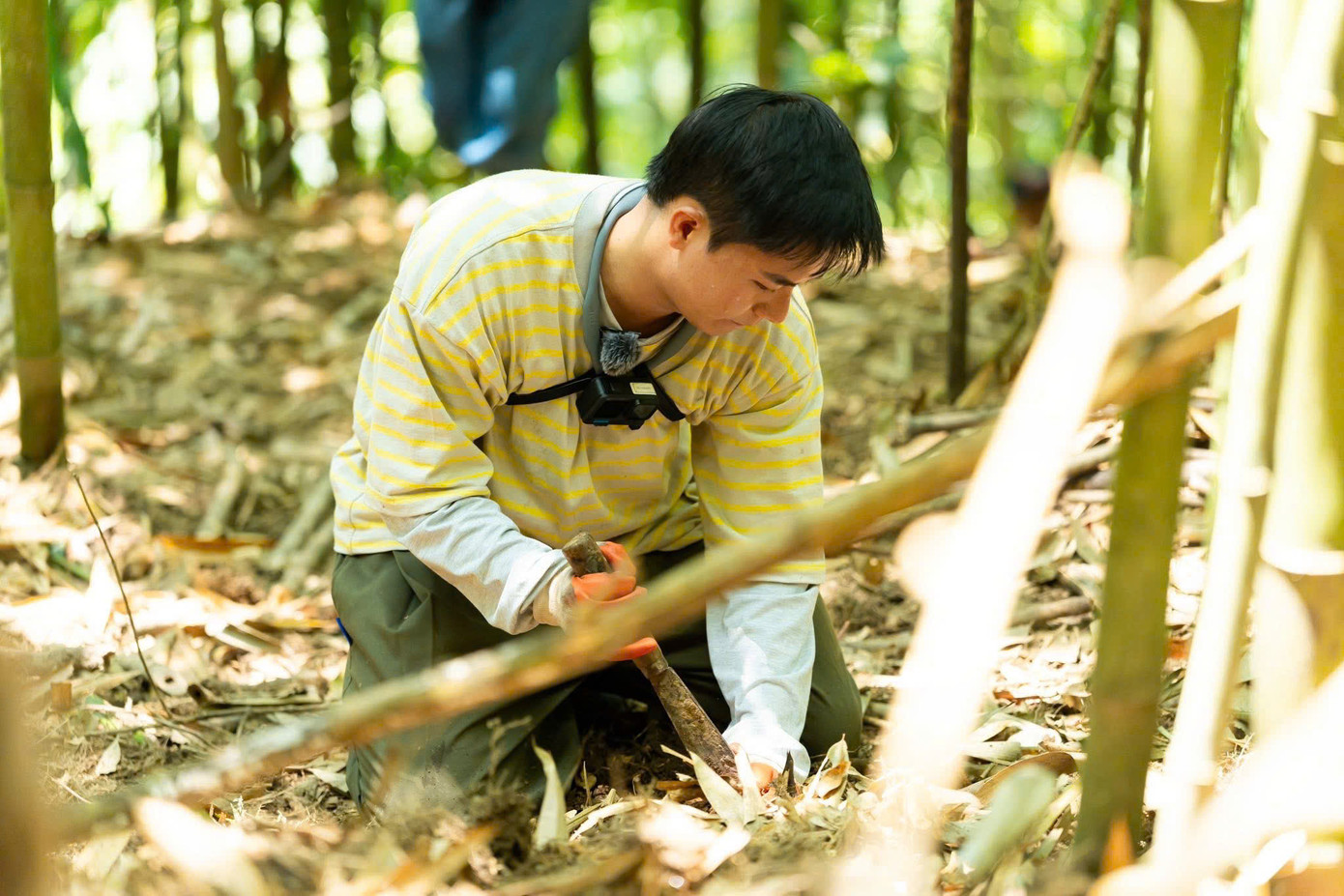 "Anh ba Nam" luôn xông xáo trong mọi công việc nhà nông. Ảnh: FBNV. "Anh ba Nam" luôn xông xáo trong mọi công việc nhà nông. Ảnh: FBNV.