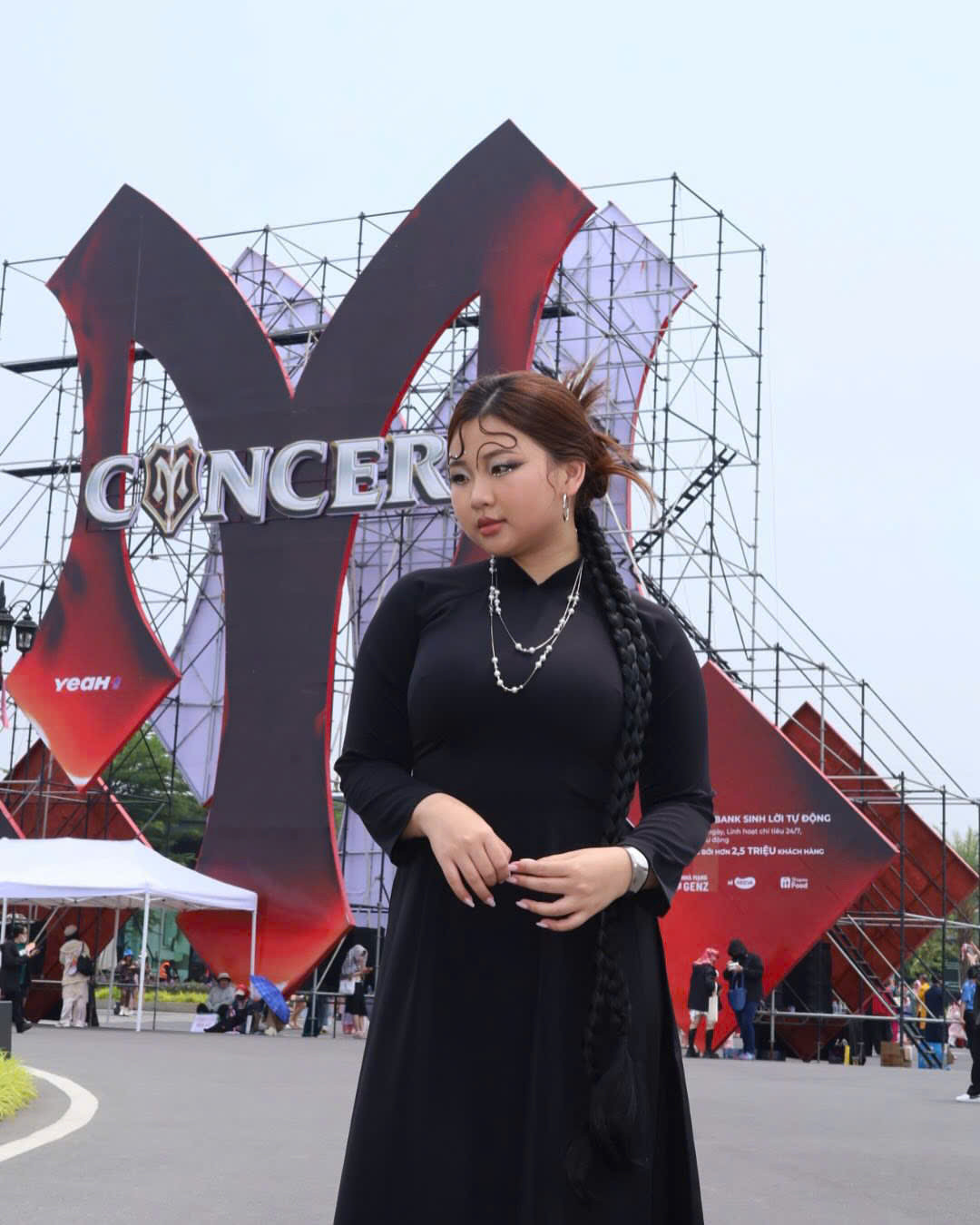 Gai Con diện áo dài truyền thống kết hợp cùng make-up look độc đáo tạo điểm nhấn. Nguồn: @chaubingo Gai Con diện áo dài truyền thống kết hợp cùng make-up look độc đáo tạo điểm nhấn. Nguồn: @chaubingo