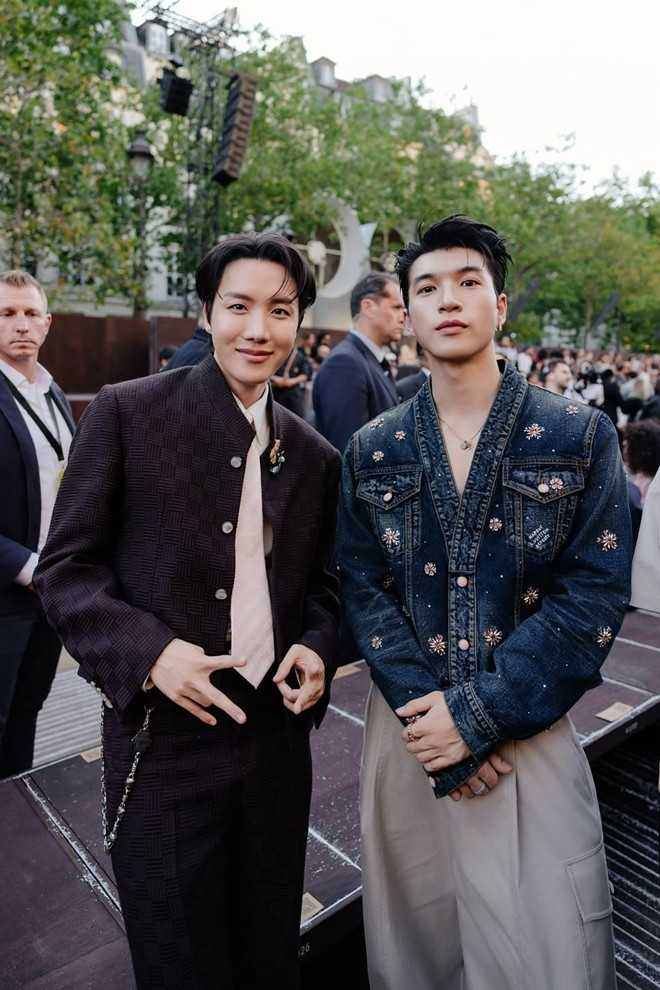 HIEUTHUHAI "đọ dáng" cùng đại sứ thương hiệu j-hope BTS. Ảnh: IGNV.