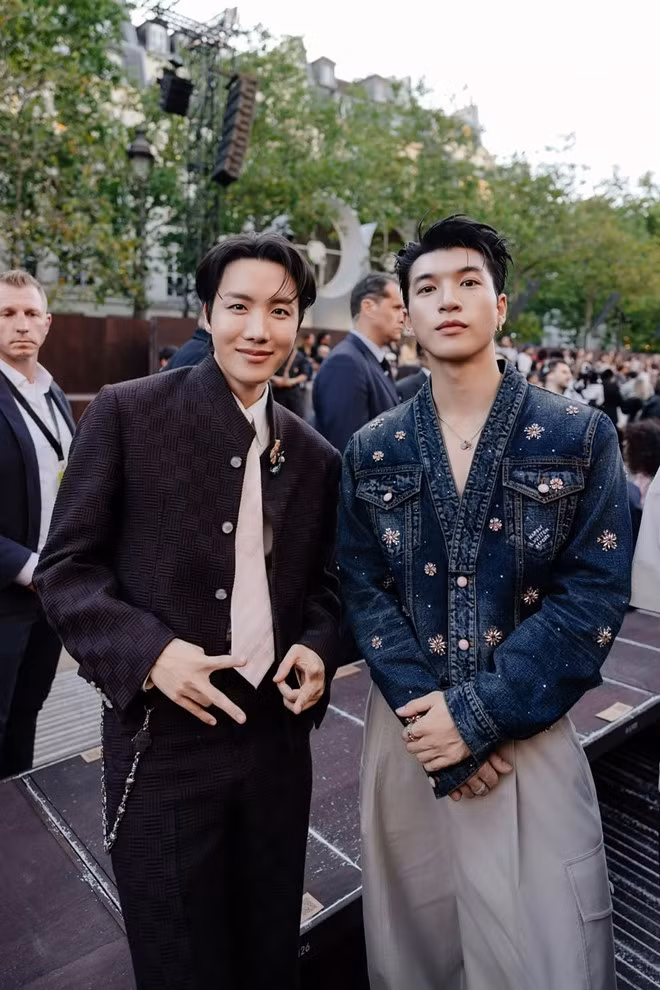 HIEUTHUHAI "đọ dáng" cùng đại sứ thương hiệu j-hope BTS. Ảnh: IGNV.