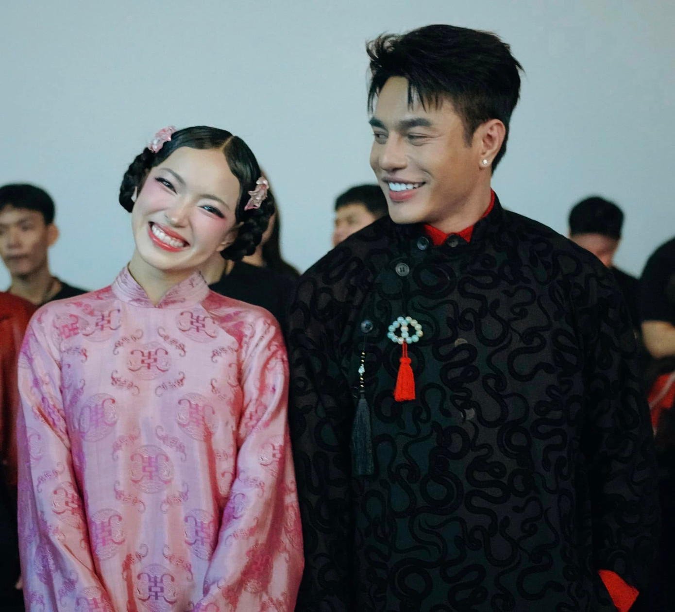 &quot;Cặp đôi hoàn cảnh&quot; Châu Bùi và Lê Dương Bảo Lâm có khoảnh khắc vui vẻ trước khi &quot;thảm họa&quot; ập tới: Lê Dương Bảo Lâm bị &quot;cấm chat&quot;, Châu Bùi ngại ngùng khi được MC mời nhận giải thay cho Binz. Ảnh: FBNV