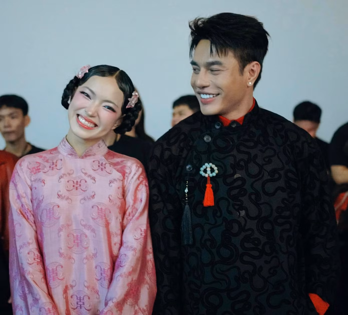 "Cặp đôi hoàn cảnh" Châu Bùi và Lê Dương Bảo Lâm có khoảnh khắc vui vẻ trước khi "thảm họa" ập tới: Lê Dương Bảo Lâm bị "cấm chat", Châu Bùi ngại ngùng khi được MC mời nhận giải thay cho Binz. Ảnh: FBNV "Cặp đôi hoàn cảnh" Châu Bùi và Lê Dương Bảo Lâm có khoảnh khắc vui vẻ trước khi "thảm họa" ập tới: Lê Dương Bảo Lâm bị "cấm chat", Châu Bùi ngại ngùng khi được MC mời nhận giải thay cho Binz. Ảnh: FBNV
