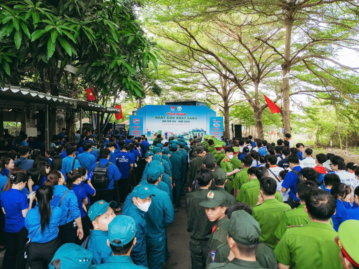 Hơn 400 đoàn viên, thanh niên tham gia hưởng ứng Ngày hoạt động cao điểm “Tuổi trẻ Thành phố chung tay xây dựng Thành phố sạch, xanh”. Ảnh: Thành Đoàn Thành phố Hồ Chí Minh Hơn 400 đoàn viên, thanh niên tham gia hưởng ứng Ngày hoạt động cao điểm “Tuổi trẻ Thành phố chung tay xây dựng Thành phố sạch, xanh”. Ảnh: Thành Đoàn Thành phố Hồ Chí Minh
