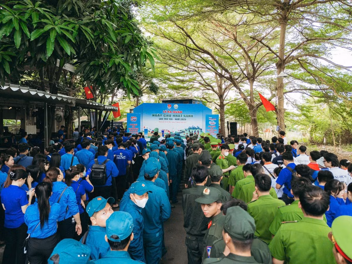 Hơn 400 đoàn viên, thanh niên tham gia hưởng ứng Ngày hoạt động cao điểm “Tuổi trẻ Thành phố chung tay xây dựng Thành phố sạch, xanh”. Ảnh: Thành Đoàn Thành phố Hồ Chí Minh Hơn 400 đoàn viên, thanh niên tham gia hưởng ứng Ngày hoạt động cao điểm “Tuổi trẻ Thành phố chung tay xây dựng Thành phố sạch, xanh”. Ảnh: Thành Đoàn Thành phố Hồ Chí Minh