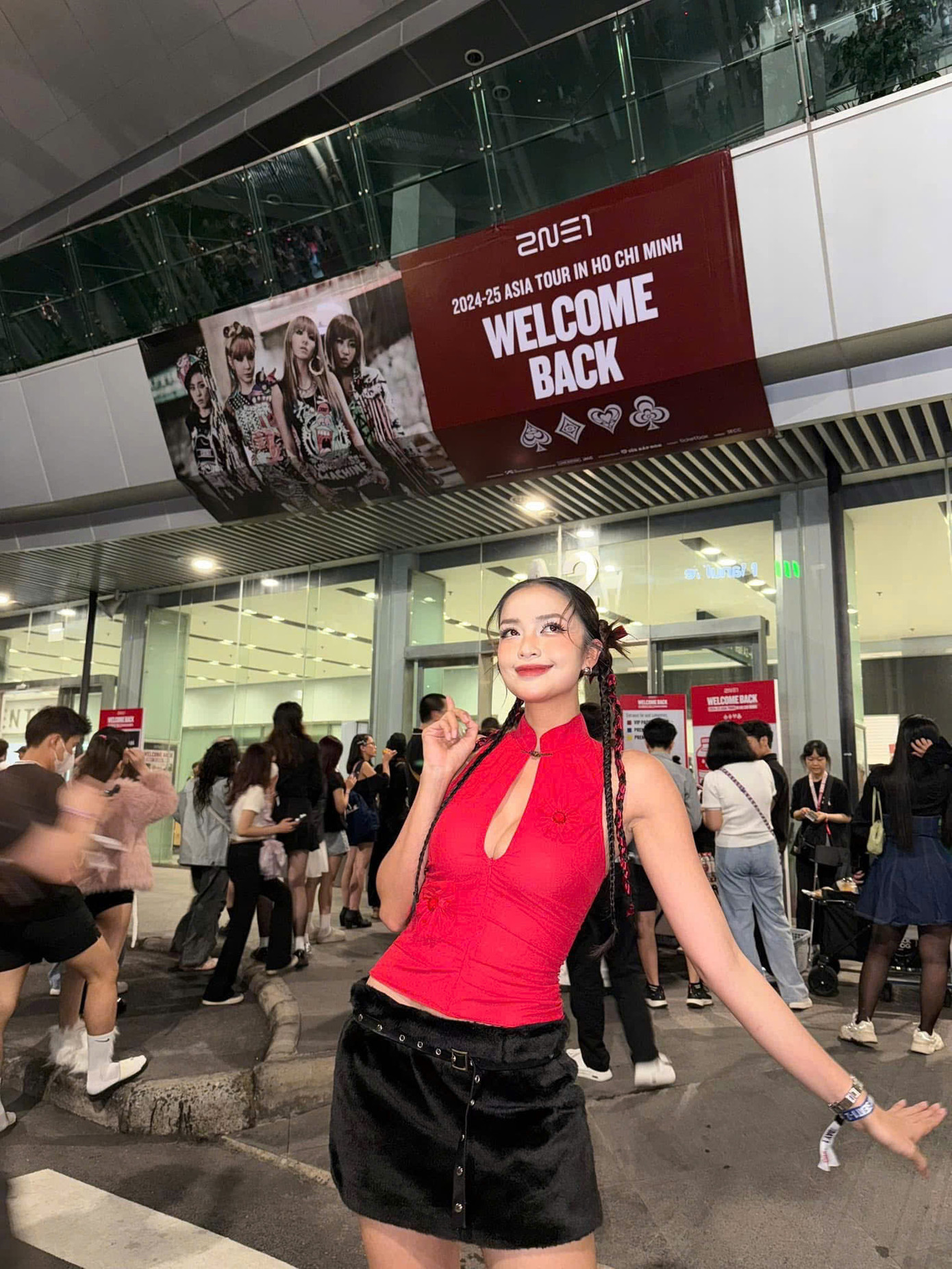 Hoa hậu Ngọc Châu rạng ngời check-in trước buổi biểu diễn.