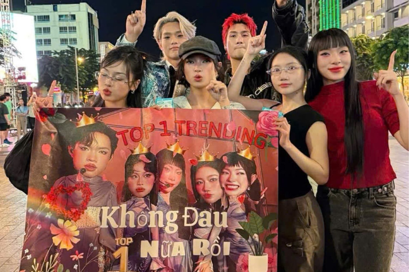 Team 52Hz "ngạo nghễ" khoe thành tích Top 1 Trending tại phố đi bộ Nguyễn Huệ, TP. HCM.