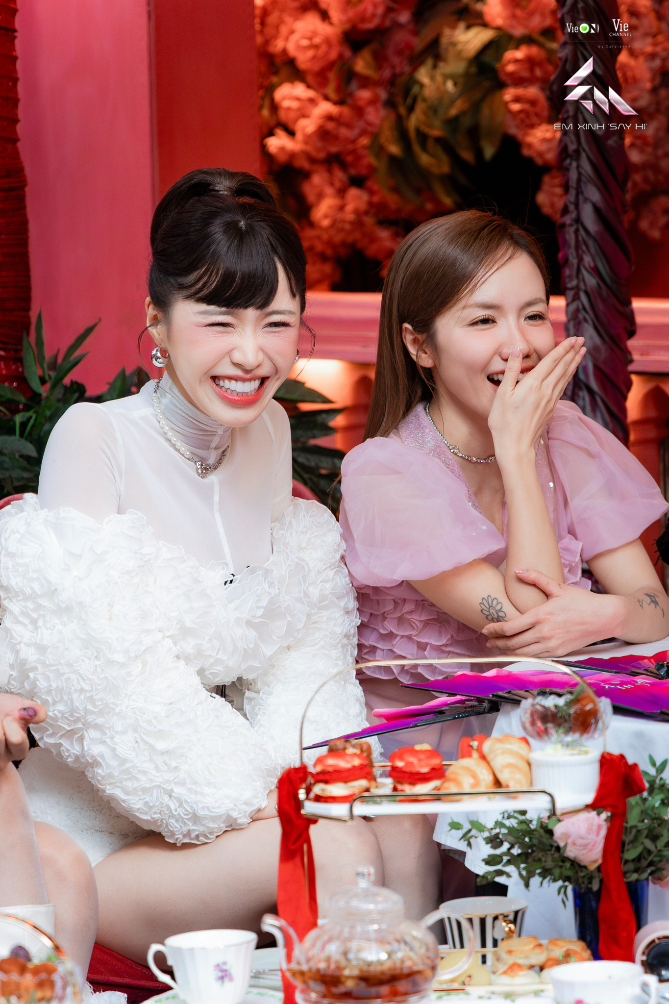 Trong khi đó, Han Sara và Phương Ly lại khiến khán giả choáng ngợp bởi độ “chịu chi” cho đội.