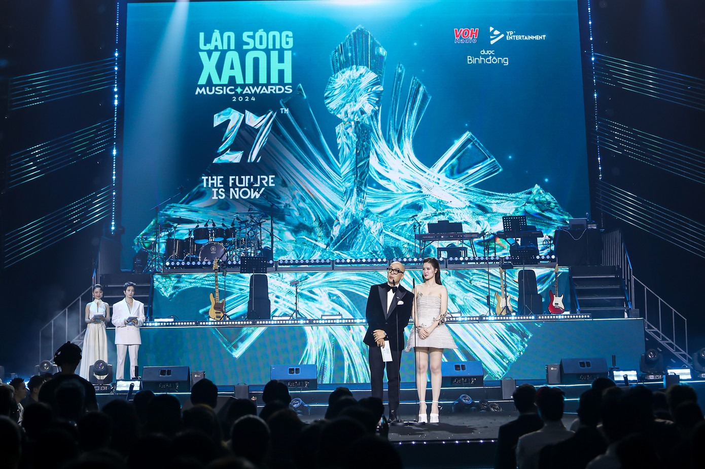 Sơn Tùng M-TP tiếp tục vắng mặt tại lễ trao giải. Sơn Tùng M-TP tiếp tục vắng mặt tại lễ trao giải.