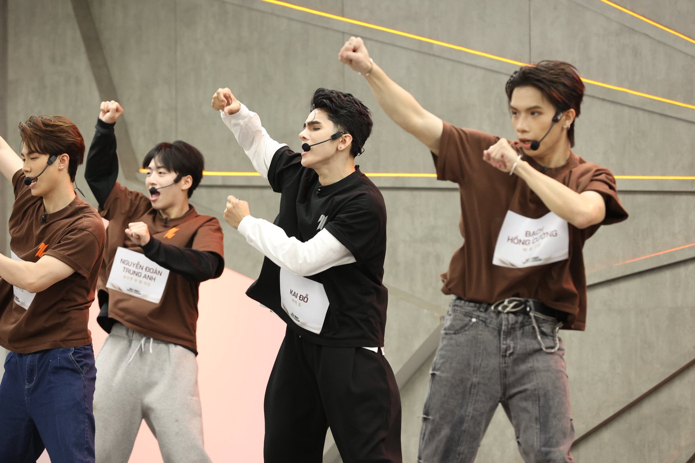 Kai trong mắt các đồng đội là anh bạn cầu tiến, chăm chỉ. Nguồn ảnh: BTC. Kai trong mắt các đồng đội là anh bạn cầu tiến, chăm chỉ. Nguồn ảnh: BTC.