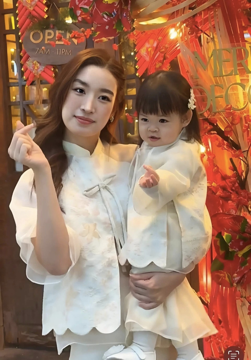 Đỗ Mỹ Linh và "tiểu công chúa" Tuệ An cùng "xúng xính" áo dài đi dạo Tết. Đỗ Mỹ Linh và "tiểu công chúa" Tuệ An cùng "xúng xính" áo dài đi dạo Tết.