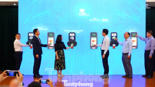 Các đại biểu thực hiện nghi thức ra mắt hệ thống thẻ vé điện tử cho giao thông công cộng tại TP.HCM. Ảnh: TPO Các đại biểu thực hiện nghi thức ra mắt hệ thống thẻ vé điện tử cho giao thông công cộng tại TP.HCM. Ảnh: TPO