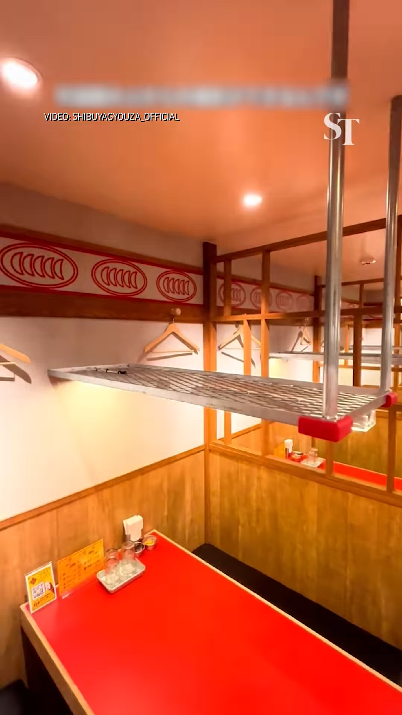 Các giá lưới kim loại phía trên bàn ăn được các thực khách sáng tạo ra cách sử dụng mới. Ảnh: @straitstimesonline Các giá lưới kim loại phía trên bàn ăn được các thực khách sáng tạo ra cách sử dụng mới. Ảnh: @straitstimesonline