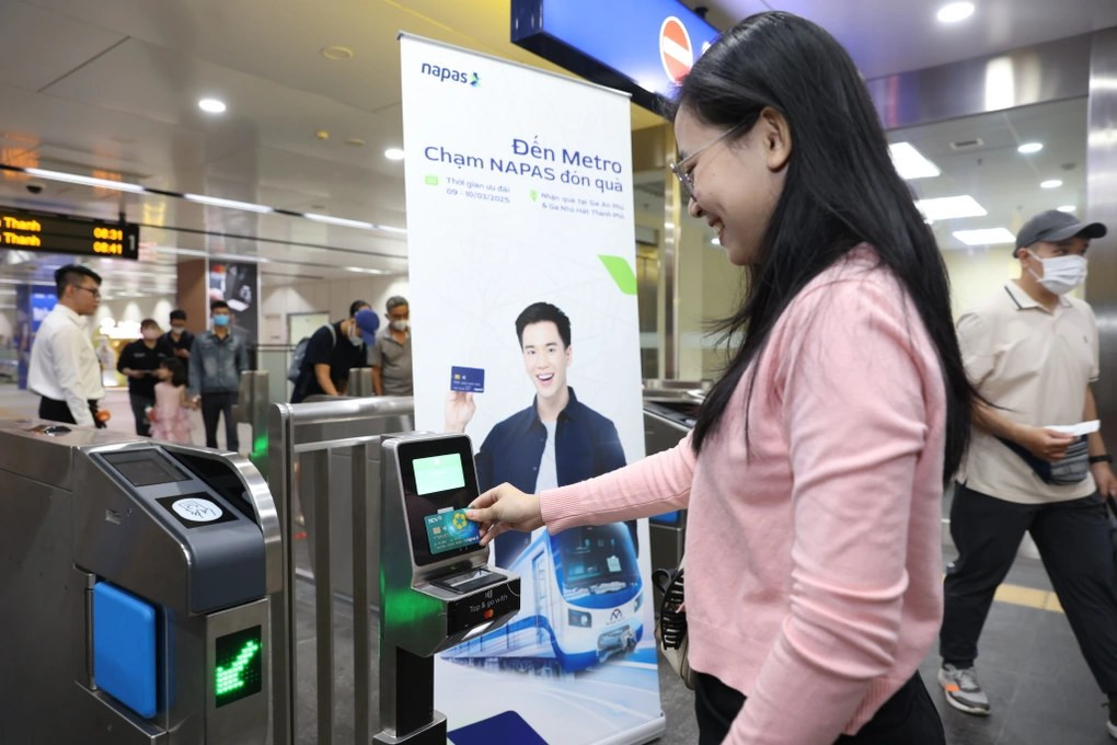 Trước đó hệ thống Metro số 1 đã triển khai thanh toán bằng thẻ NAPAS vô cùng thuận tiện. Ảnh: HCMC Metro Confessions Trước đó hệ thống Metro số 1 đã triển khai thanh toán bằng thẻ NAPAS vô cùng thuận tiện. Ảnh: HCMC Metro Confessions