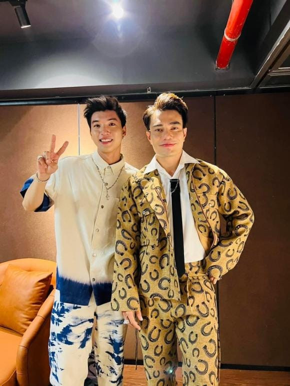 Dương Lâm làm vội tiểu phẩm ủng hộ nhạc mới của HIEUTHUHAI. Dương Lâm làm vội tiểu phẩm ủng hộ nhạc mới của HIEUTHUHAI.