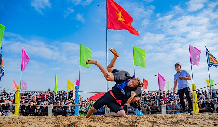 Khi tham dự lễ hội này, bạn cũng có thể thử sức trên sới vật. Ảnh: hue.gov.vn Khi tham dự lễ hội này, bạn cũng có thể thử sức trên sới vật. Ảnh: hue.gov.vn