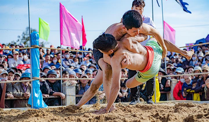 Lễ hội là sân chơi thể thao truyền thống, giữ lửa tinh thần thượng võ của vùng đất cố đô và cũng là điểm đến lý tưởng dành cho du khách trong dịp đầu năm. Ảnh: hue.gov.vn Lễ hội là sân chơi thể thao truyền thống, giữ lửa tinh thần thượng võ của vùng đất cố đô và cũng là điểm đến lý tưởng dành cho du khách trong dịp đầu năm. Ảnh: hue.gov.vn