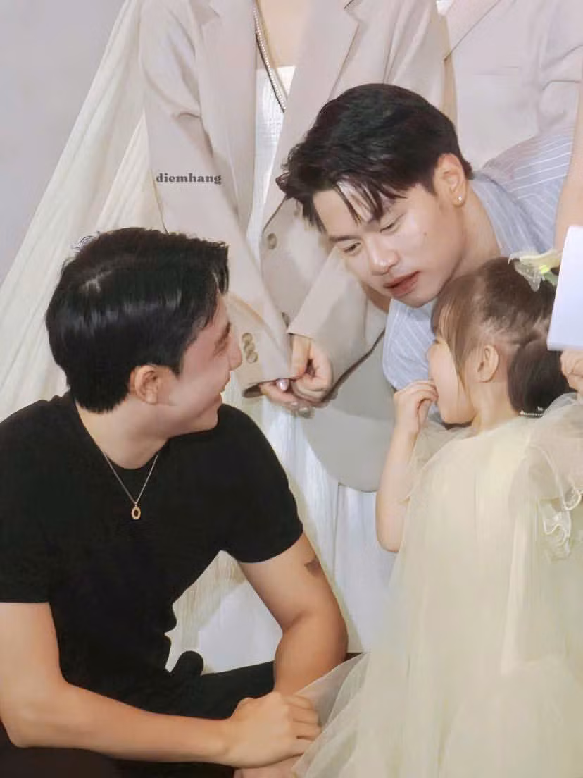Âm Yêu Ơi chung khung hình với Pam Yêu Ơi.