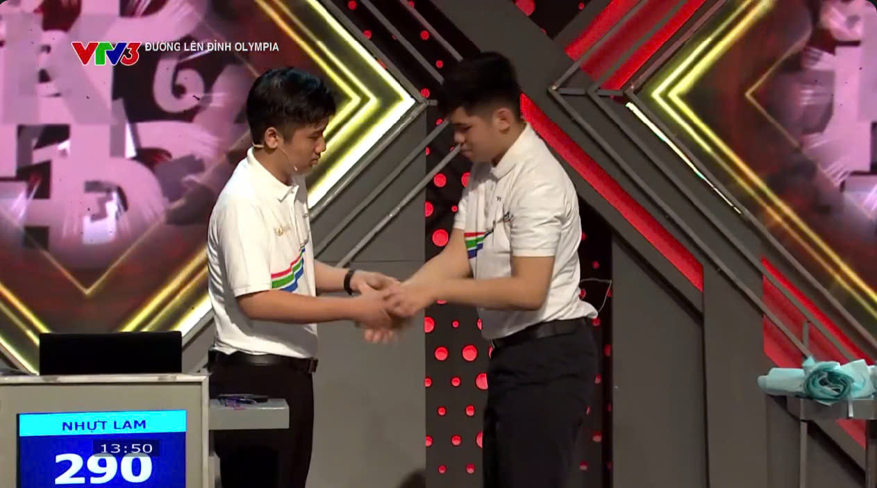 Cái bắt tay chúc mừng đầy fair play của á quân dành cho quán quân cuộc thi quý 2.