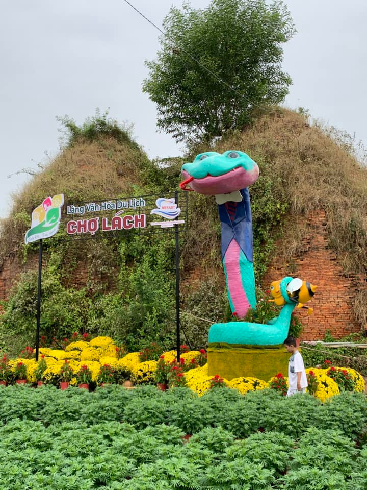 Netizen kêu gọi giải cứu "chị ong" đang bị tóm bởi "bé Na". Ảnh: Hoàng Huy, Phi Hùng Netizen kêu gọi giải cứu "chị ong" đang bị tóm bởi "bé Na". Ảnh: Hoàng Huy, Phi Hùng