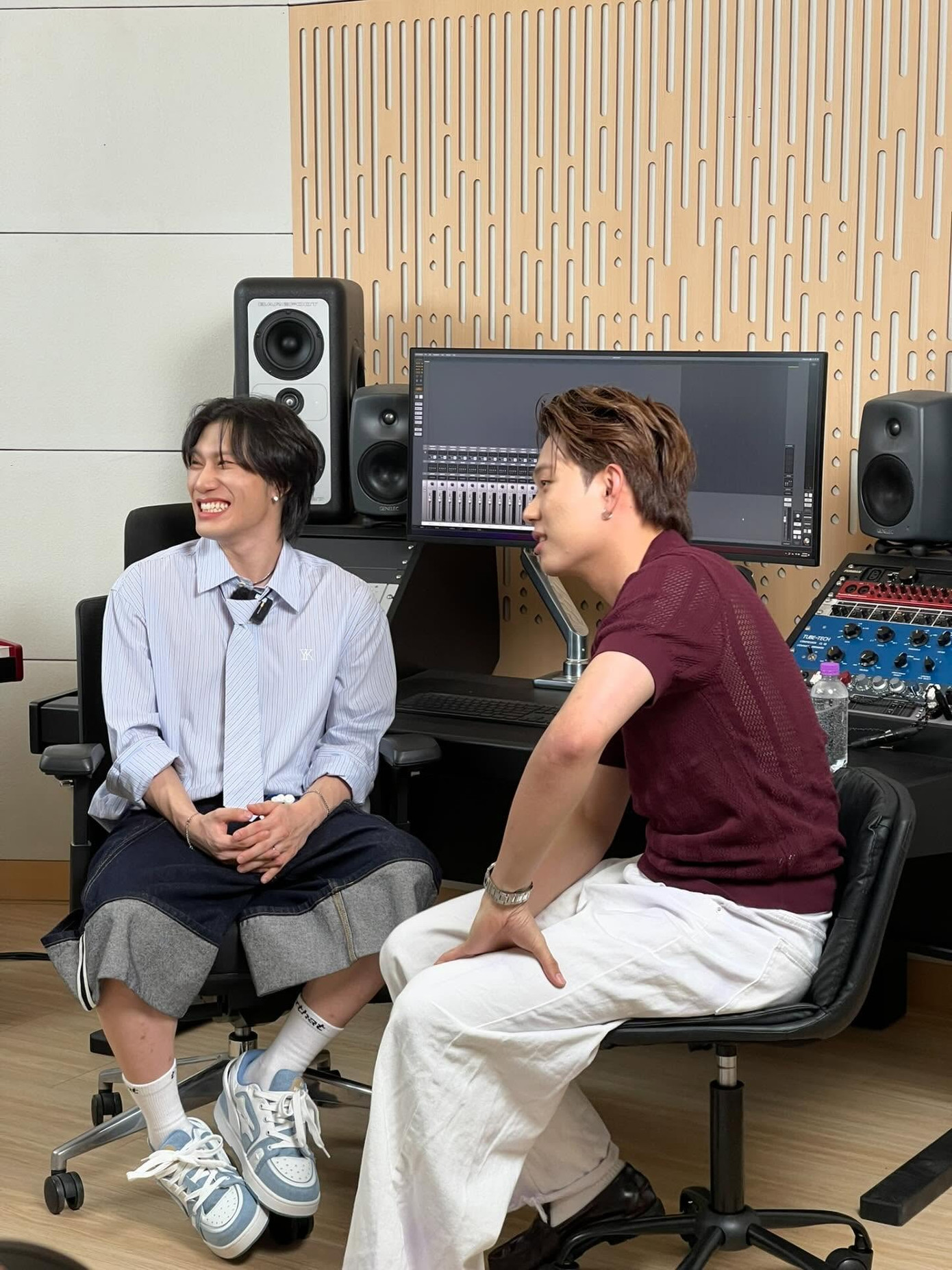 Khoảnh khắc Dương Domic và Bang Yedam vui vẻ chuyện trò.