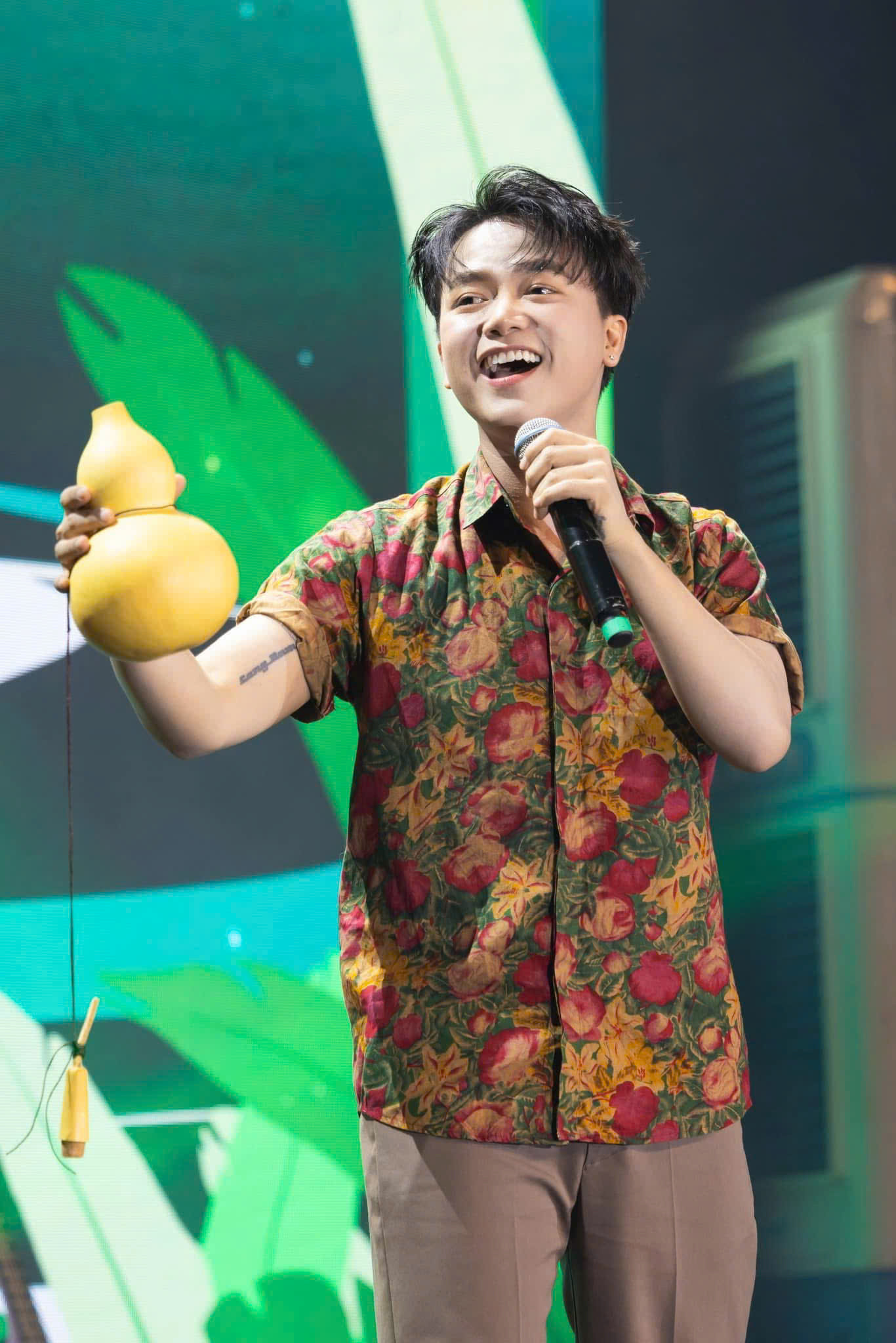 Bùi Công Nam bị các fan nhí trong nhà hỏi khó: &quot;Sao chú Nam nhìn không giống trên mạng?&quot;