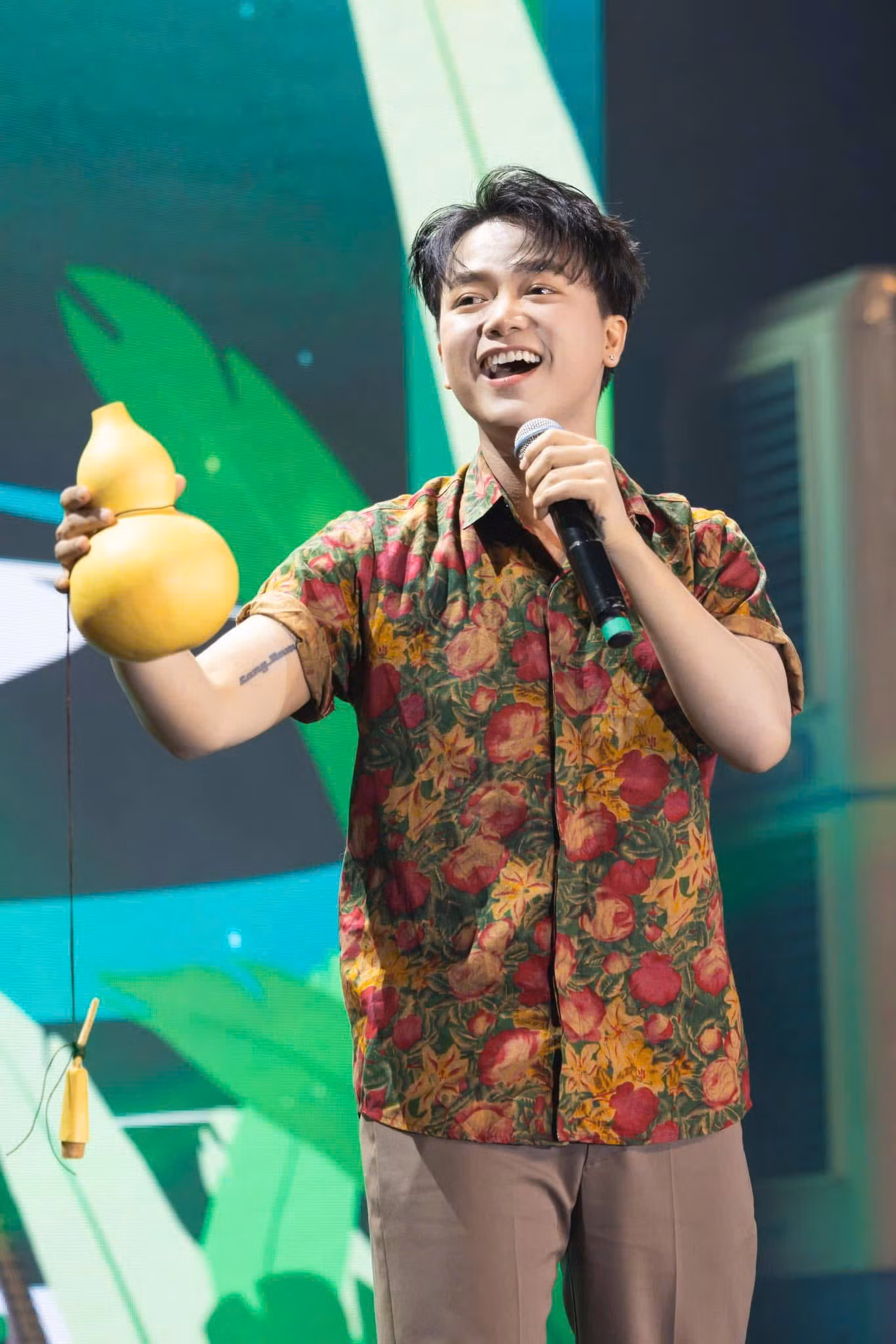 Bùi Công Nam bị các fan nhí trong nhà hỏi khó: "Sao chú Nam nhìn không giống trên mạng?"