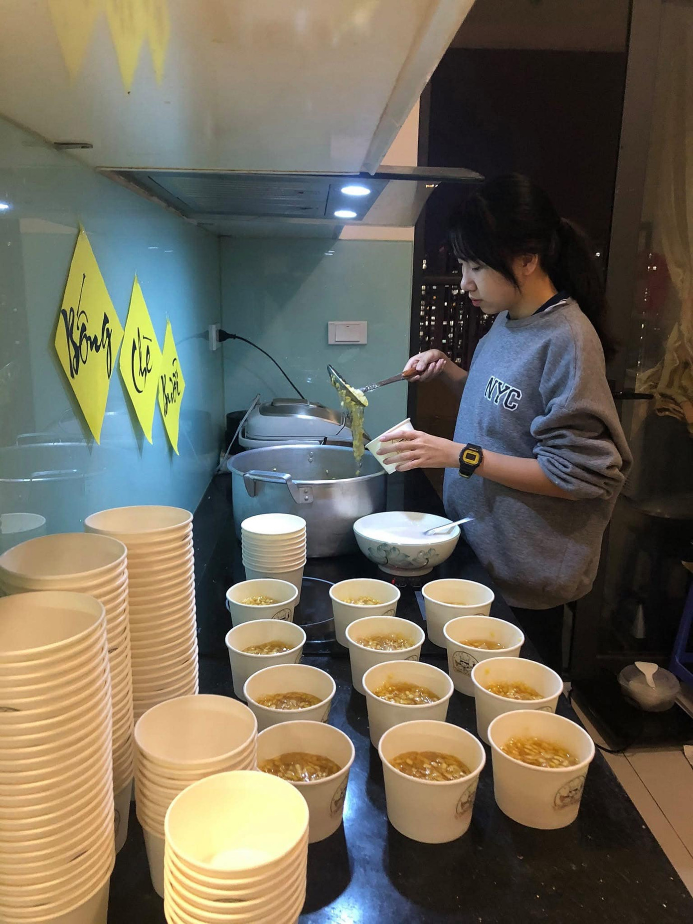 Bảo Ngọc không gác lại đam mê, vẫn duy trì quán Bống chè bưởi song song với việc học tập. - Ảnh: FBNV Bảo Ngọc không gác lại đam mê, vẫn duy trì quán Bống chè bưởi song song với việc học tập. - Ảnh: FBNV