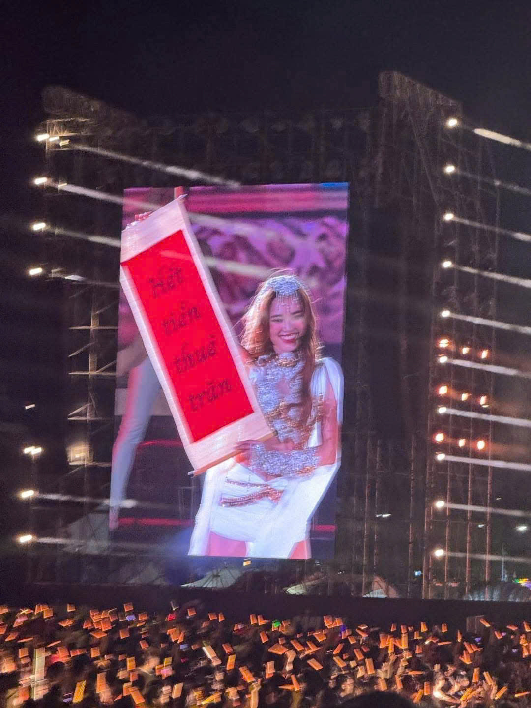 Màn trình diễn tạo nên "meme để đời" của Lan Ngọc và Diệu Nhi. Nguồn: @soliscarped. Màn trình diễn tạo nên "meme để đời" của Lan Ngọc và Diệu Nhi. Nguồn: @soliscarped.