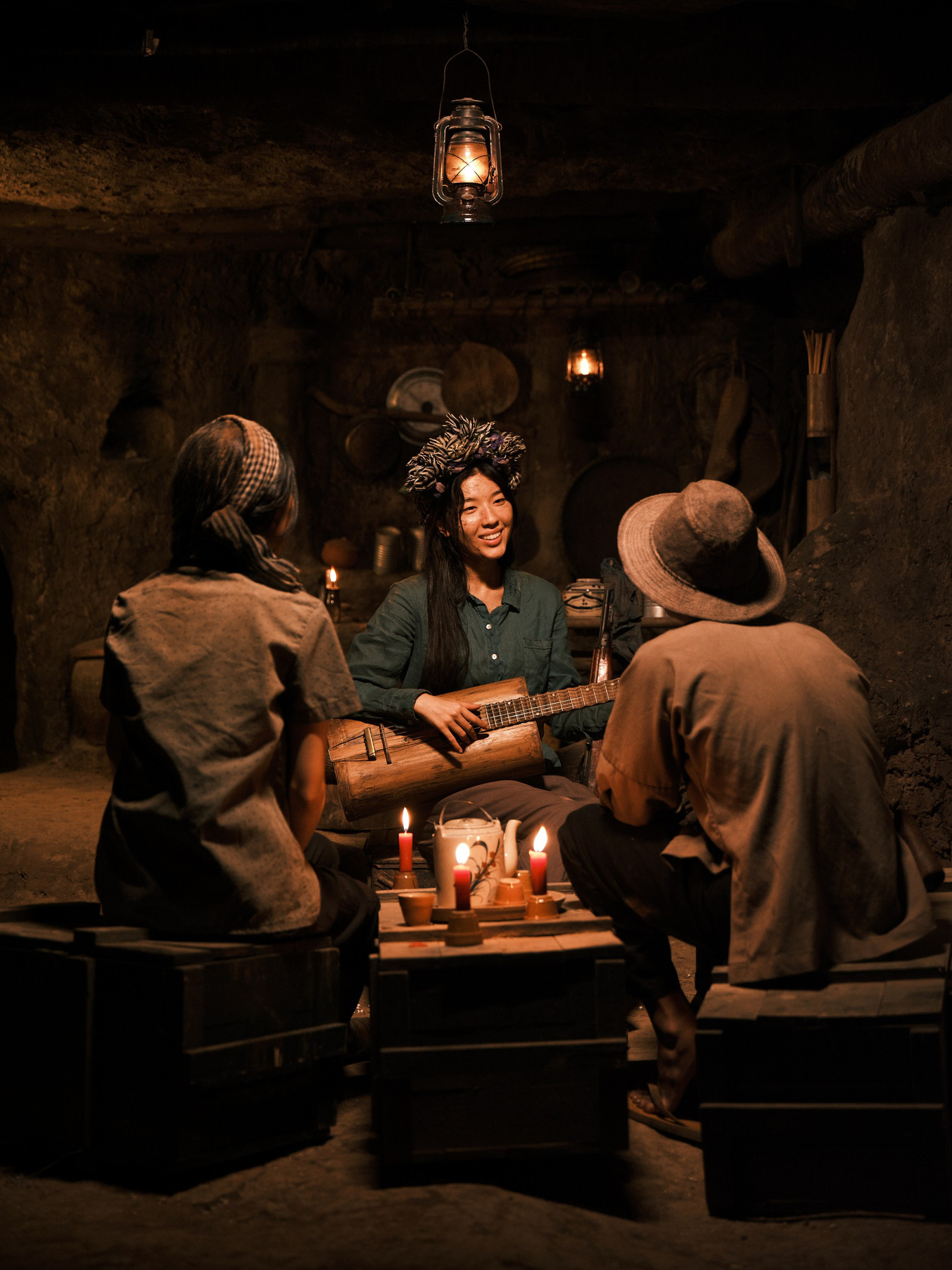 Diễm Hằng cũng là người thể hiện ca khúc nhạc phim Mặt Trời Trong Bóng Tối cùng nghệ sĩ gạo cội Cao Minh.