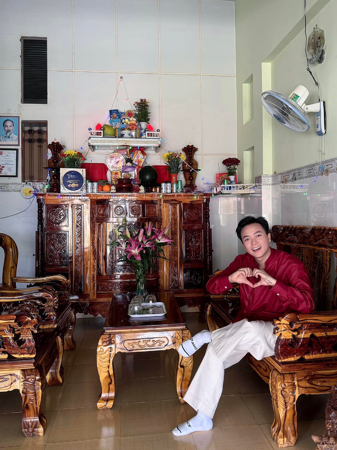 Bùi Công Nam cập nhật: "Mùng 1 ở nhà tiếp khách phụ ba mẹ. Sáng giờ chụp hình với 11 fan nhí rồi". Bùi Công Nam cập nhật: "Mùng 1 ở nhà tiếp khách phụ ba mẹ. Sáng giờ chụp hình với 11 fan nhí rồi".