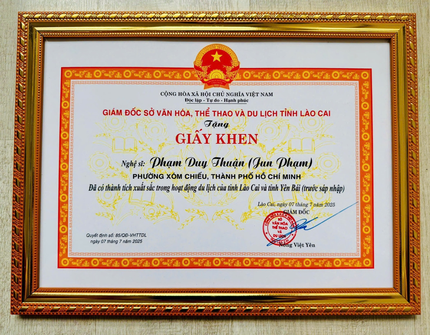 Jun Phạm cùng các thành viên Gia Đình Haha vinh dự nhận giấy khen từ UBND tỉnh Lào Cai. (Nguồn: Bộ Nông nghiệp và Môi trường). Jun Phạm cùng các thành viên Gia Đình Haha vinh dự nhận giấy khen từ UBND tỉnh Lào Cai. (Nguồn: Bộ Nông nghiệp và Môi trường).