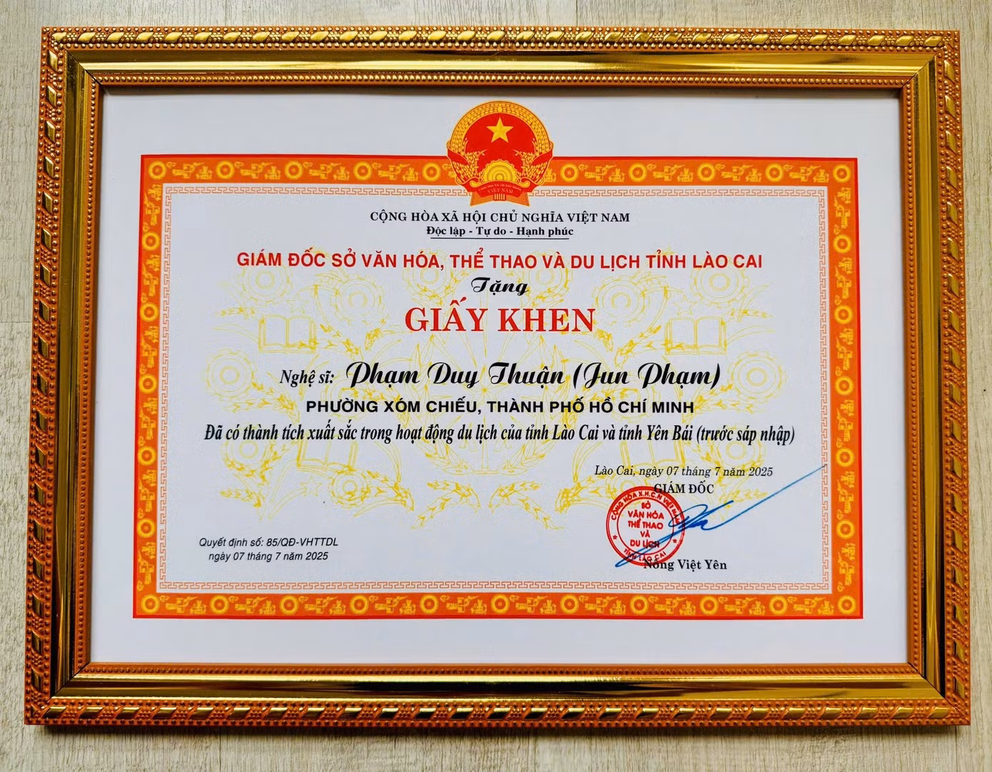 Jun Phạm cùng các thành viên Gia Đình Haha vinh dự nhận giấy khen từ UBND tỉnh Lào Cai. (Nguồn: Bộ Nông nghiệp và Môi trường).