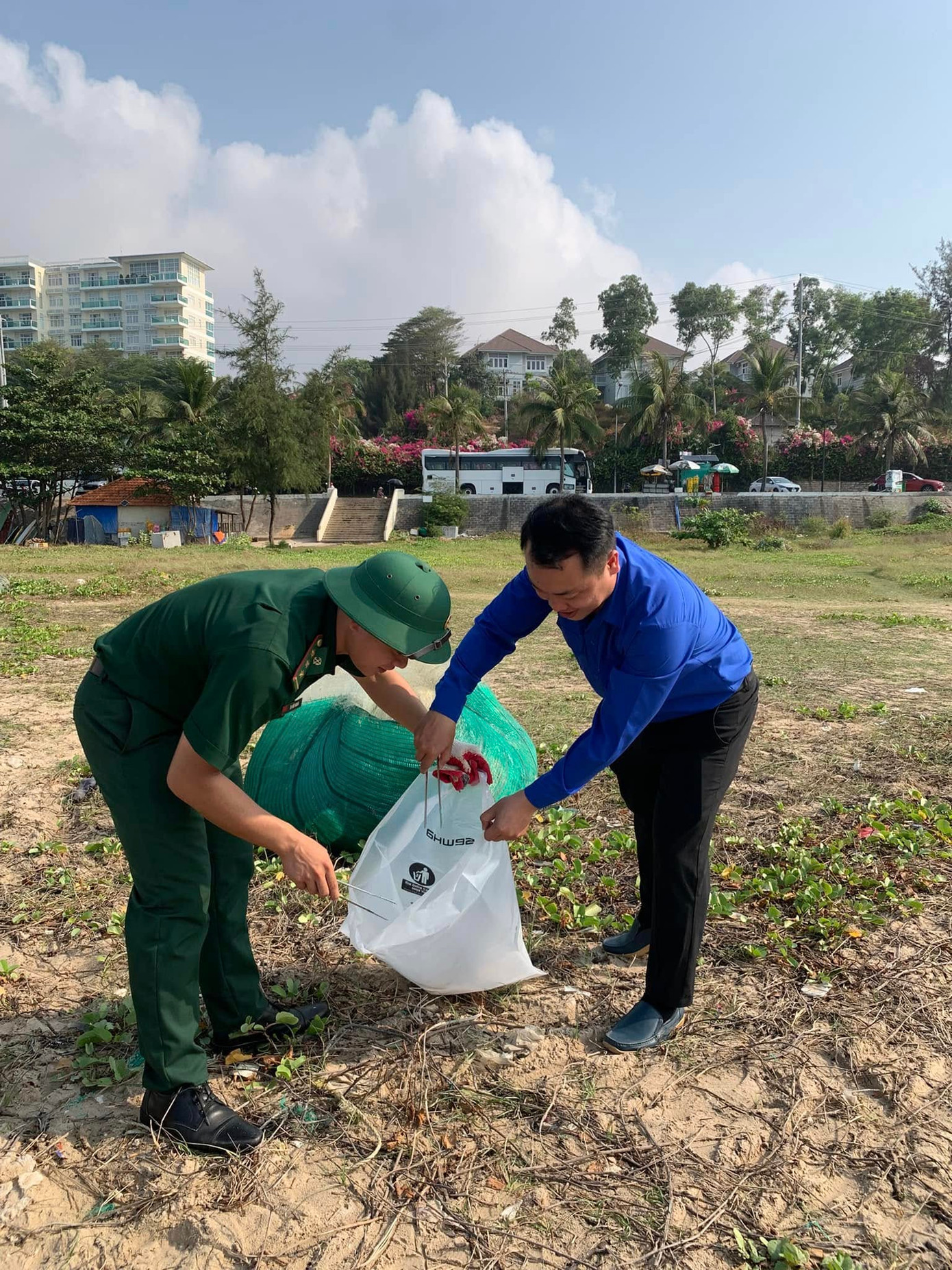 Không chỉ các tình nguyện viên, du khách quốc tế cũng hào hứng tham gia chương trình. Ảnh: Tuổi Trẻ Phường Phú Hài
