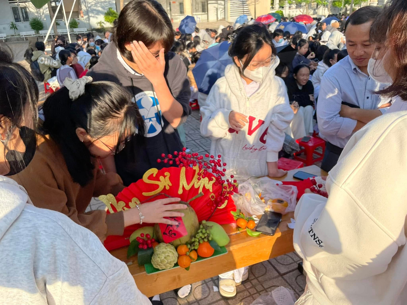 Chưng mâm ngũ quả là truyền thống lâu đời và là nét đẹp đặc trưng vào mỗi dịp Tết đến Xuân về. Ảnh: Đoàn Trường Nhơn Trạch Chưng mâm ngũ quả là truyền thống lâu đời và là nét đẹp đặc trưng vào mỗi dịp Tết đến Xuân về. Ảnh: Đoàn Trường Nhơn Trạch