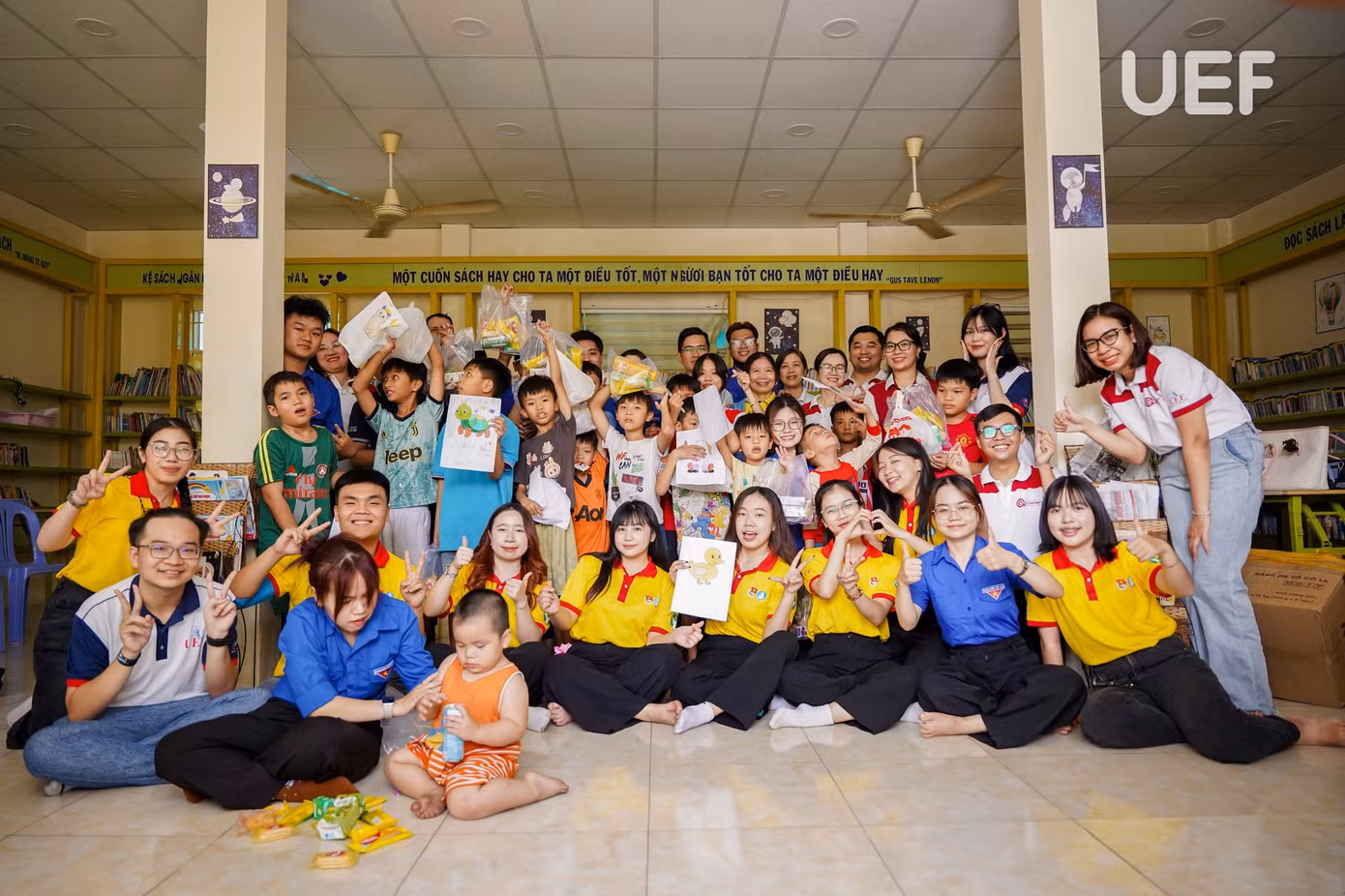 Những phần quà của sinh viên UEF mang đến sự ấm áp dịp cuối năm. Ảnh: Hội Sinh viên Việt Nam TP. Hồ Chí Minh.