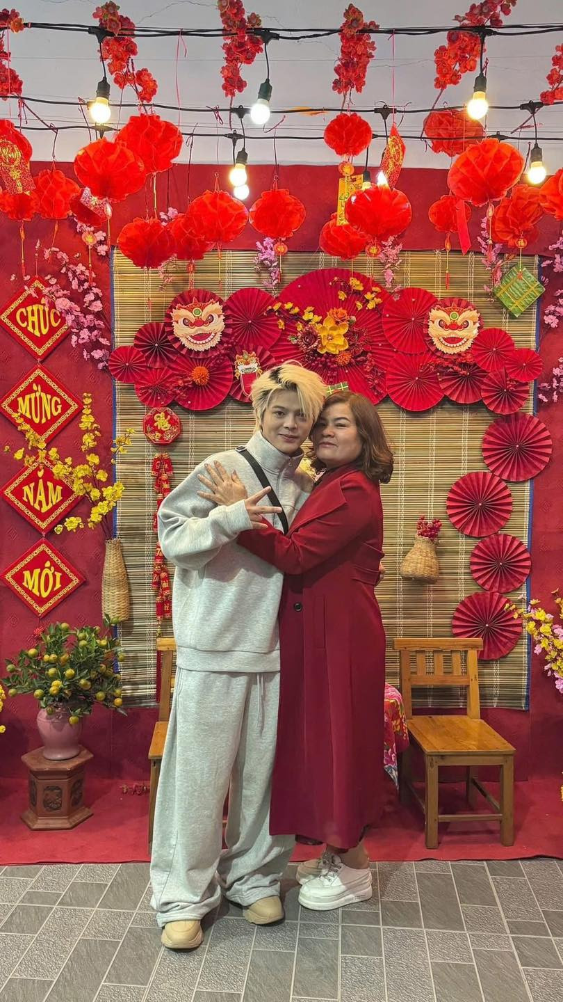 Quang Anh RHYDER nhắng nhít bên mẹ trong ngày đầu năm. Quang Anh RHYDER nhắng nhít bên mẹ trong ngày đầu năm.