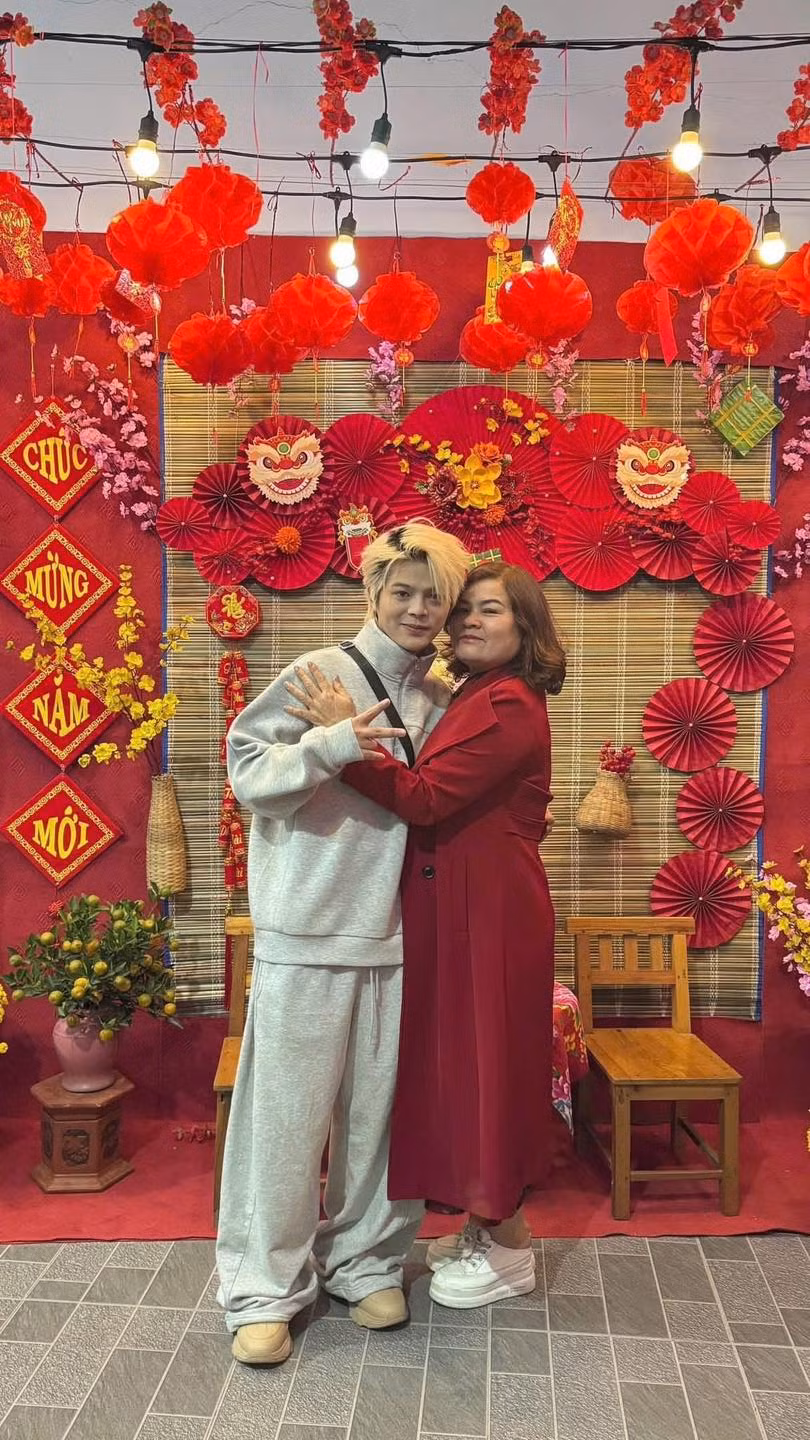 Quang Anh RHYDER nhắng nhít bên mẹ trong ngày đầu năm.