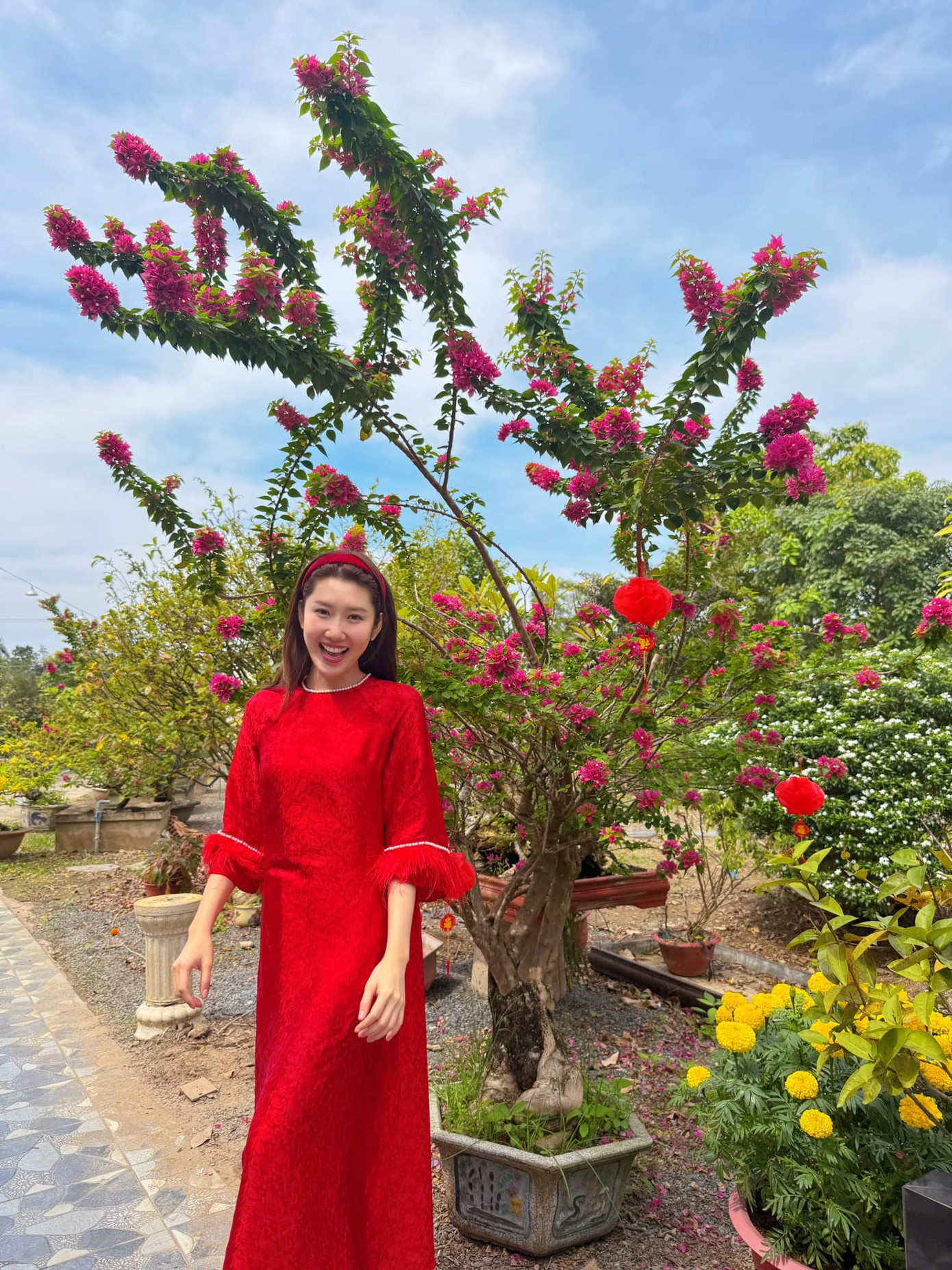 Diễn viên Thúy Ngân diện áo dài đỏ rực. Diễn viên Thúy Ngân diện áo dài đỏ rực.