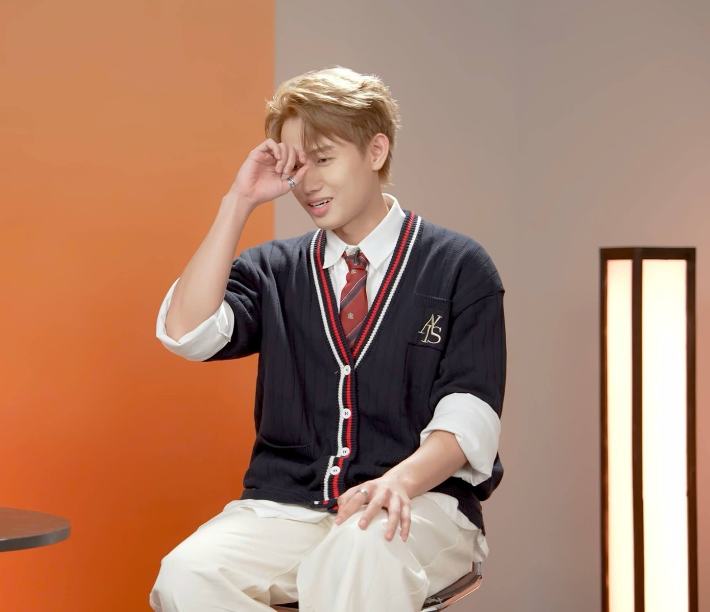 Hồ Đông Quan hút fan bởi visual thư sinh và sự đa nhiệm khi có thể hát, nhảy và diễn xuất.