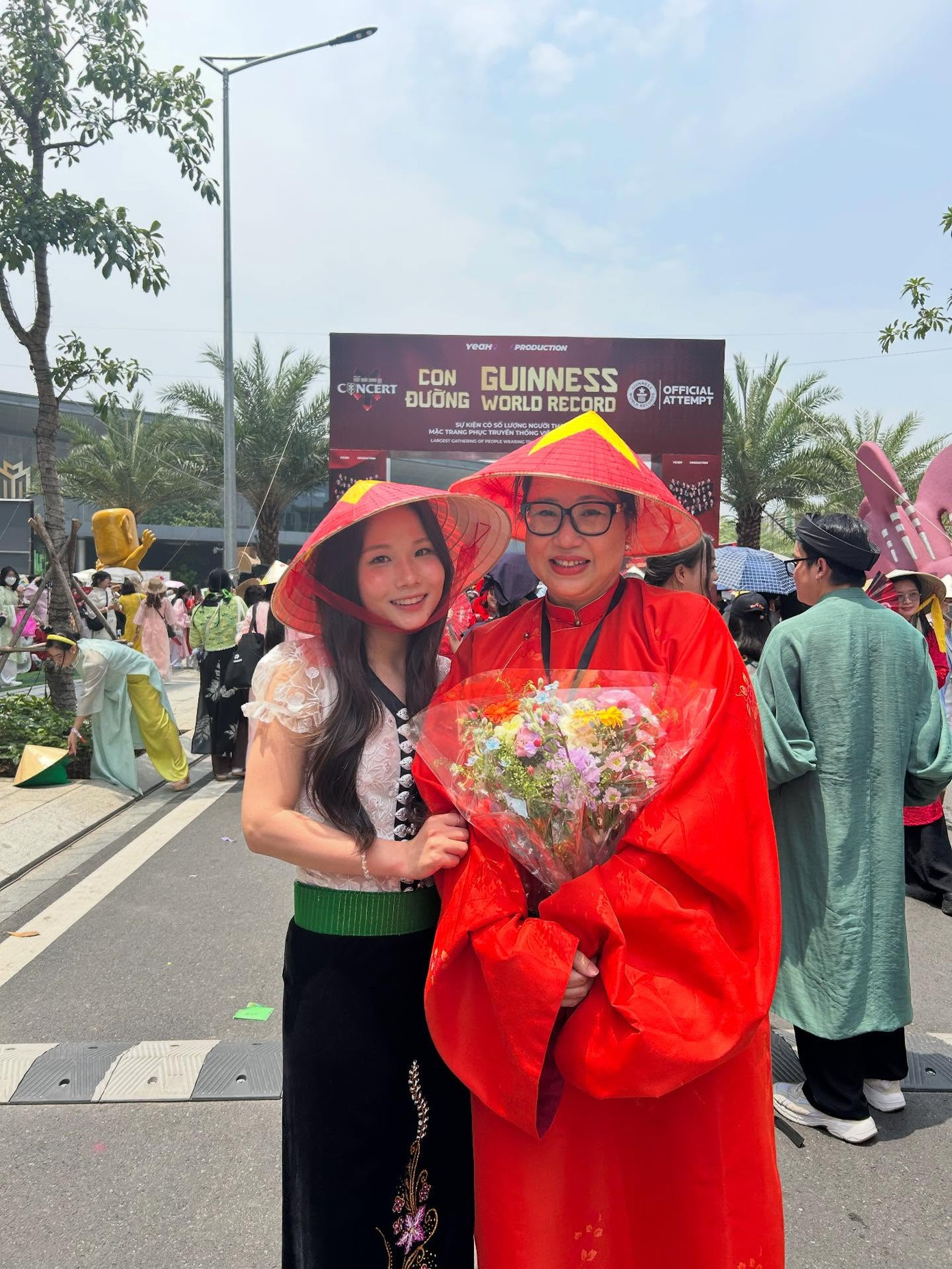 Trang phục áo Cóm xuất hiện tại concert. Nguồn: @pinkiehihi