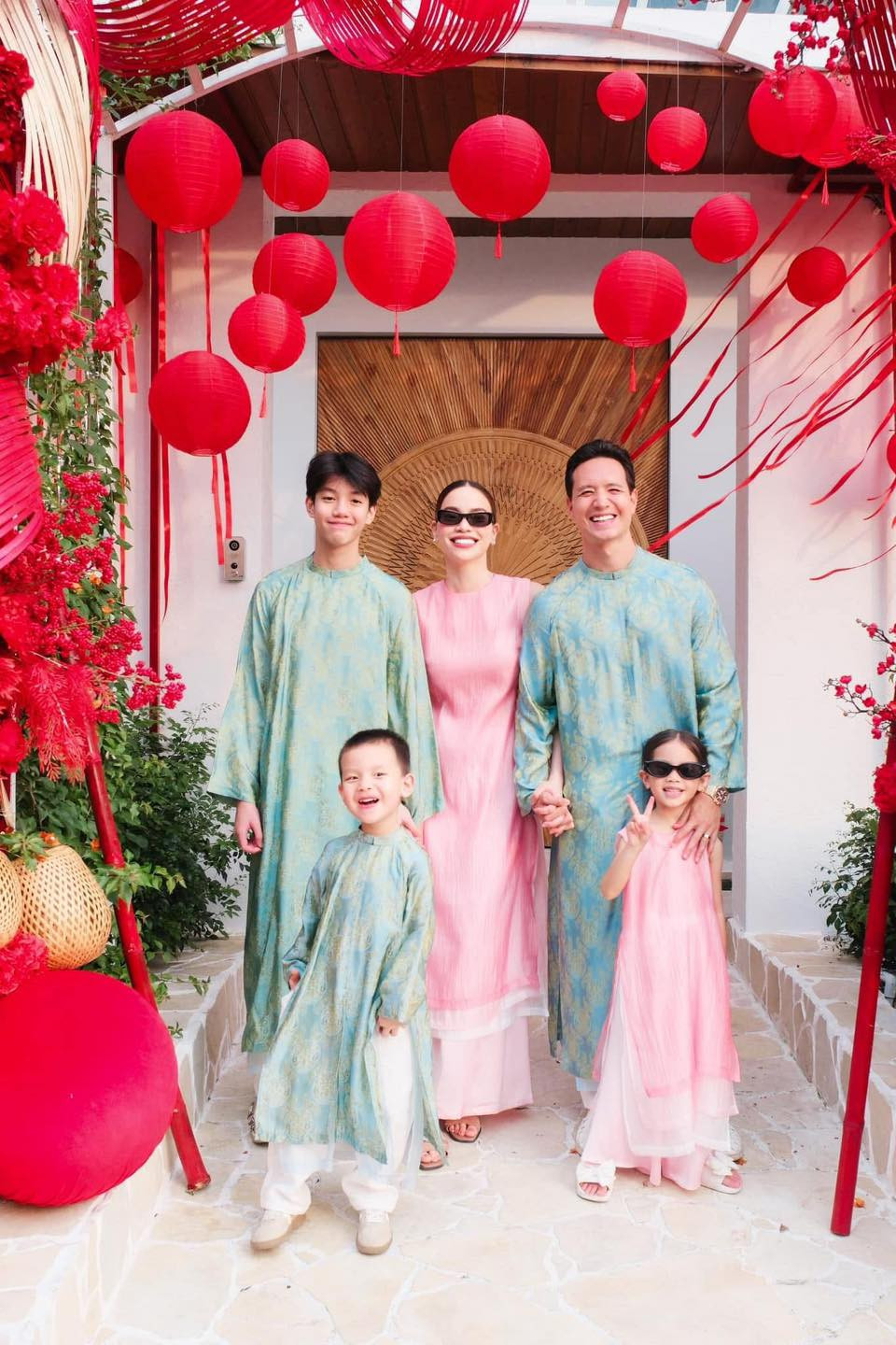 Gia đình Hồ Ngọc Hà - Kim Lý và các con khoe ảnh xinh. Gia đình Hồ Ngọc Hà - Kim Lý và các con khoe ảnh xinh.