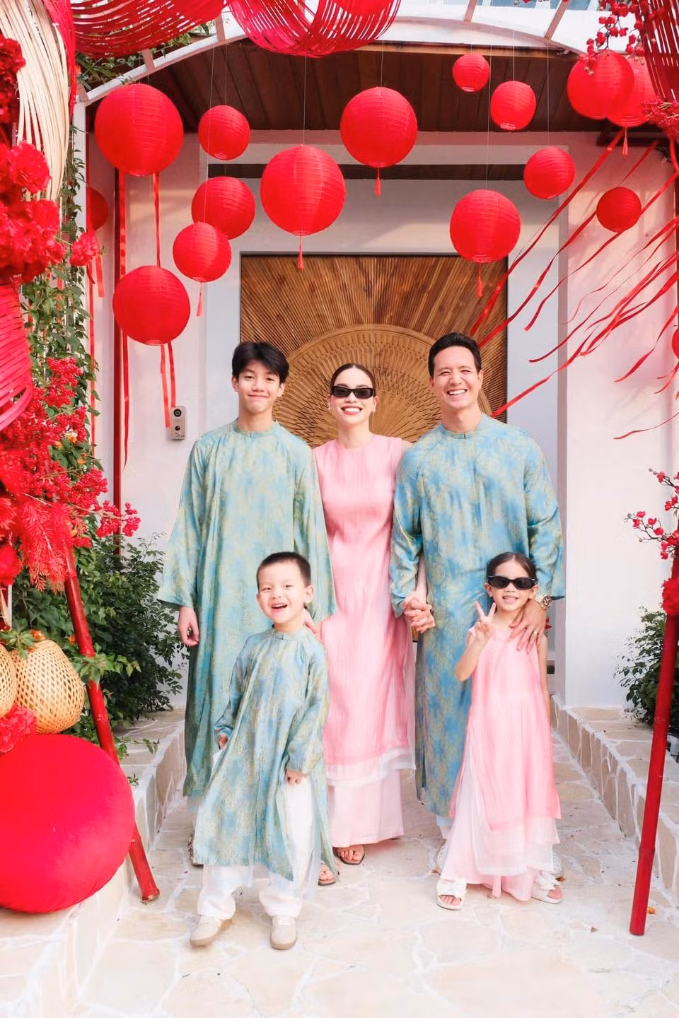 Gia đình Hồ Ngọc Hà - Kim Lý và các con khoe ảnh xinh.