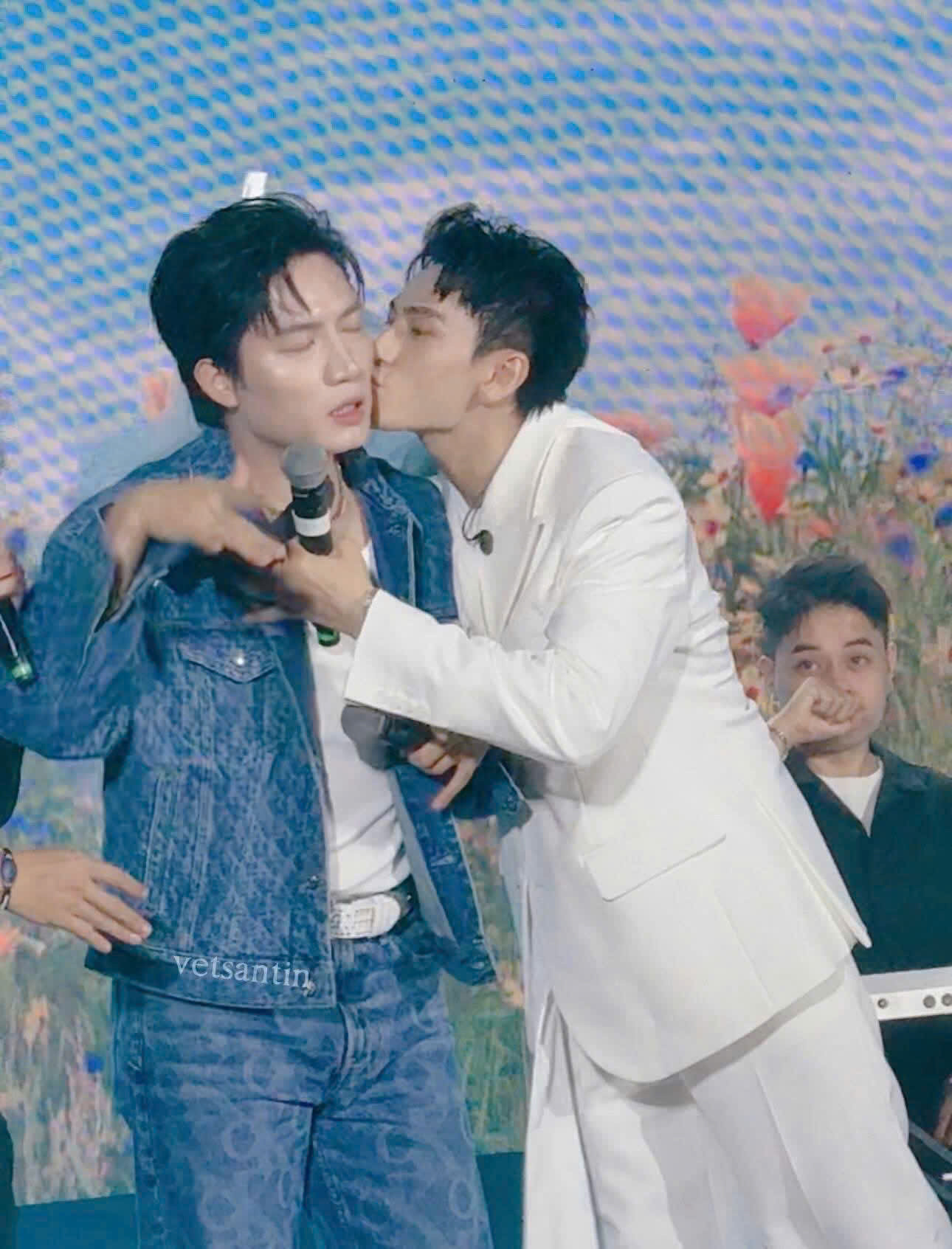 Ấy vậy mà đến fan meeting của Isaac, Voi Bản Đôn lại nhanh chóng tạo phản ứng hóa học “tình bể bình” cùng đàn anh.